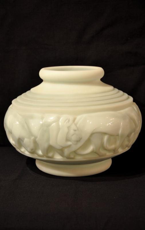  D'AVESN OPALESCENT GLASS VASE LIONS & LIONESSES ART DECO 1930S, More Informations...
