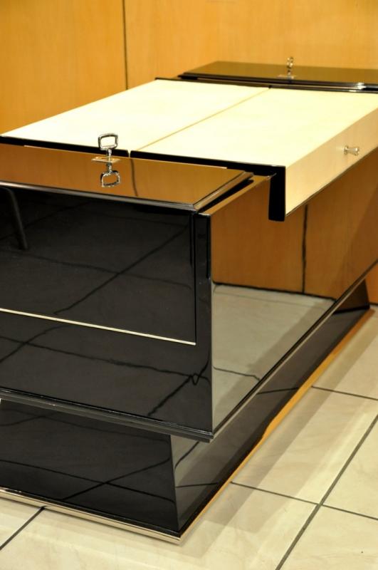 JACQUES ADNET BAR COFFEE TABLE  LACQUER PARCHMENT CIRCA 1940, More Informations...