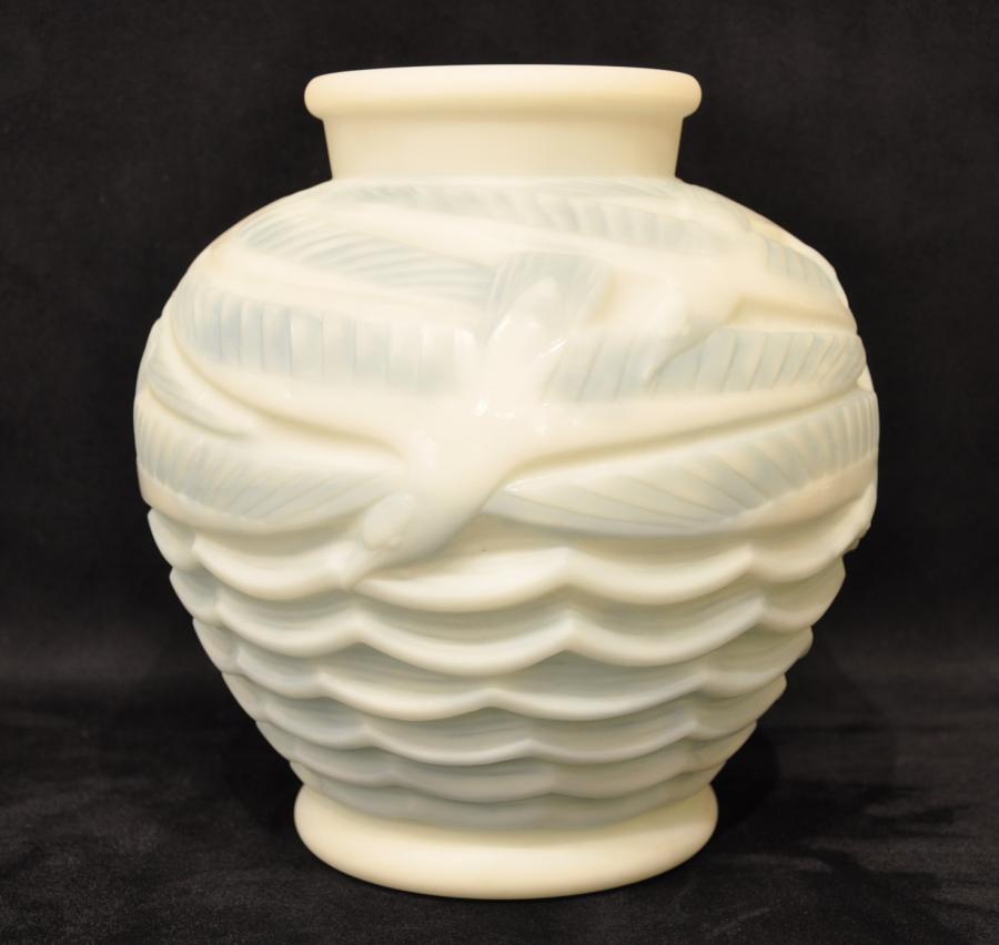 Pierre d'Avesn Gull Vase White Opalin Art Deco 1930, More Informations...