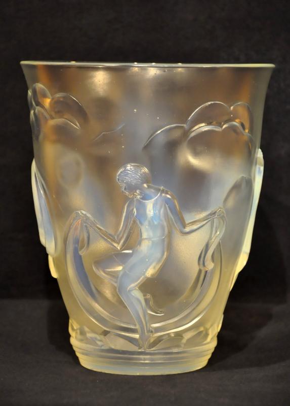 VERLYS OPALESCENT GLASS VASE DANCERS ART DECO 1930, More Informations...