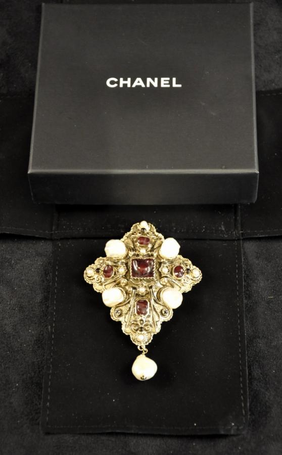 CHANEL BROCHE BAROQUE , Plus d'infos...