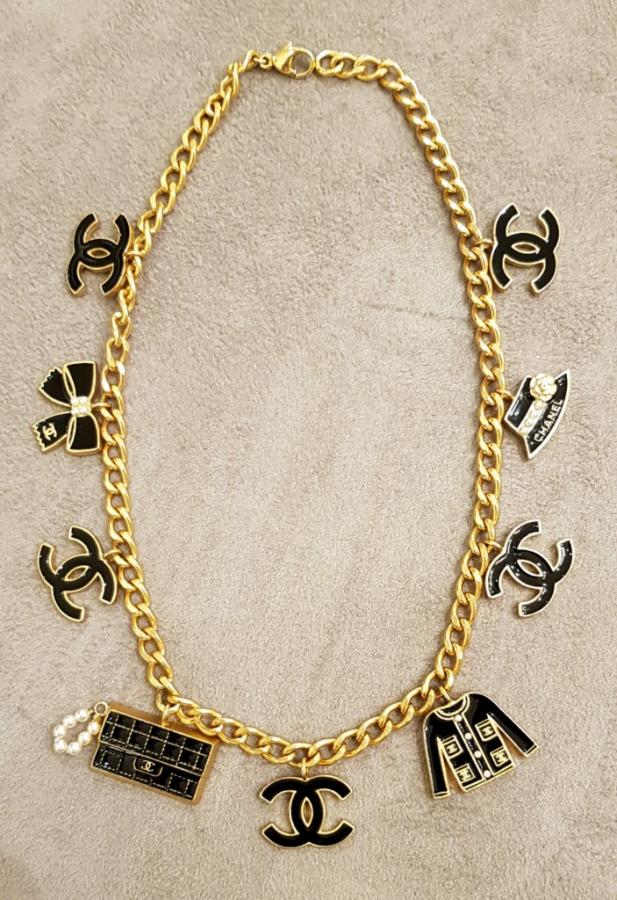 CHANEL COLLIER CHARMS, Plus d'infos...