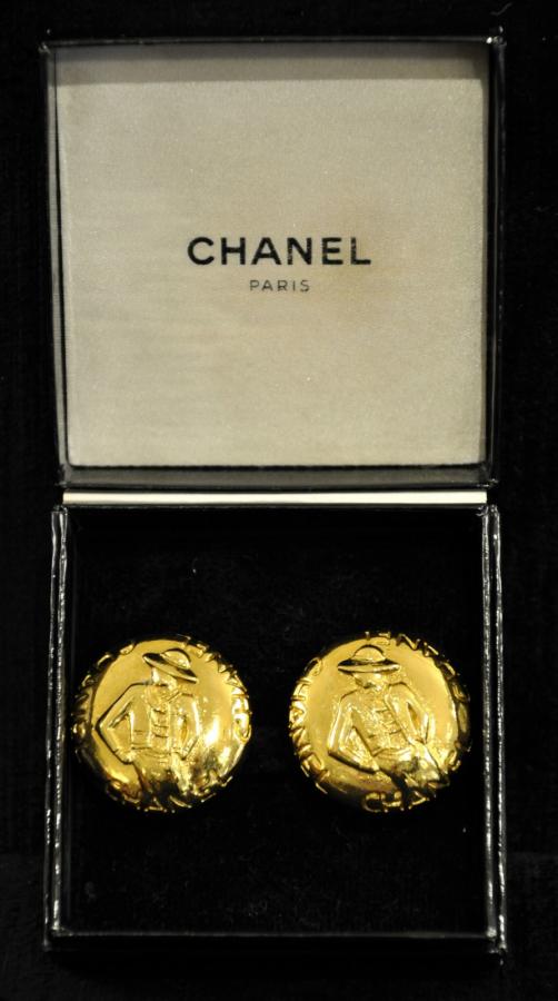 CHANEL PAIRE DE BOUCLES D'OREILLES GABRIELLE CHANEL , Plus d'infos...