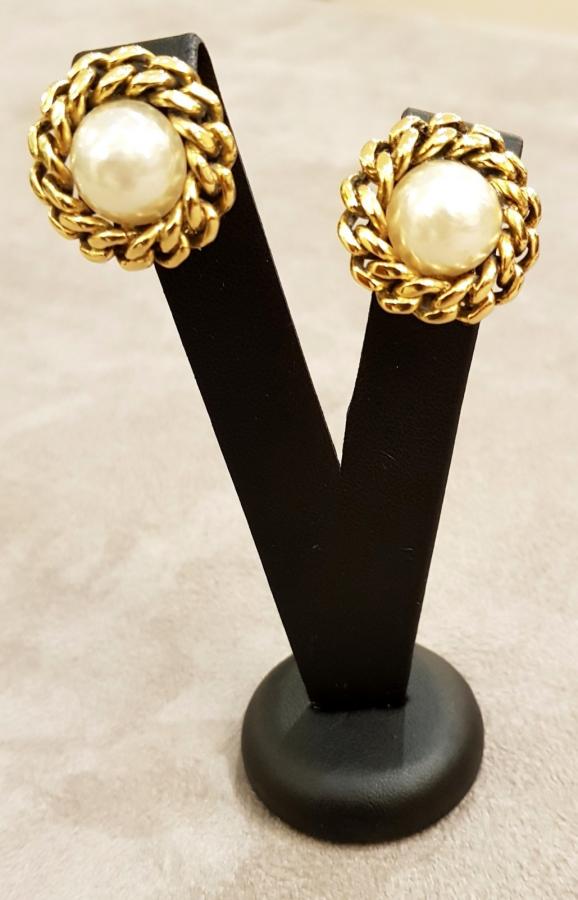 CHANEL PARIS PAIRE DE BOUCLES D'OREILLES PERLES 1984, Plus d'infos...