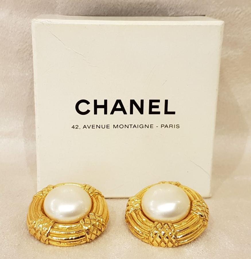 CHANEL PARIS PAIRE DE BOUCLES D'OREILLES, Plus d'infos...