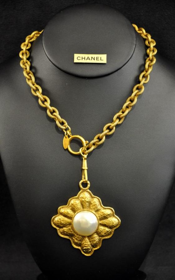 CHANEL SAUTOIR MEDAILLON , Plus d'infos...