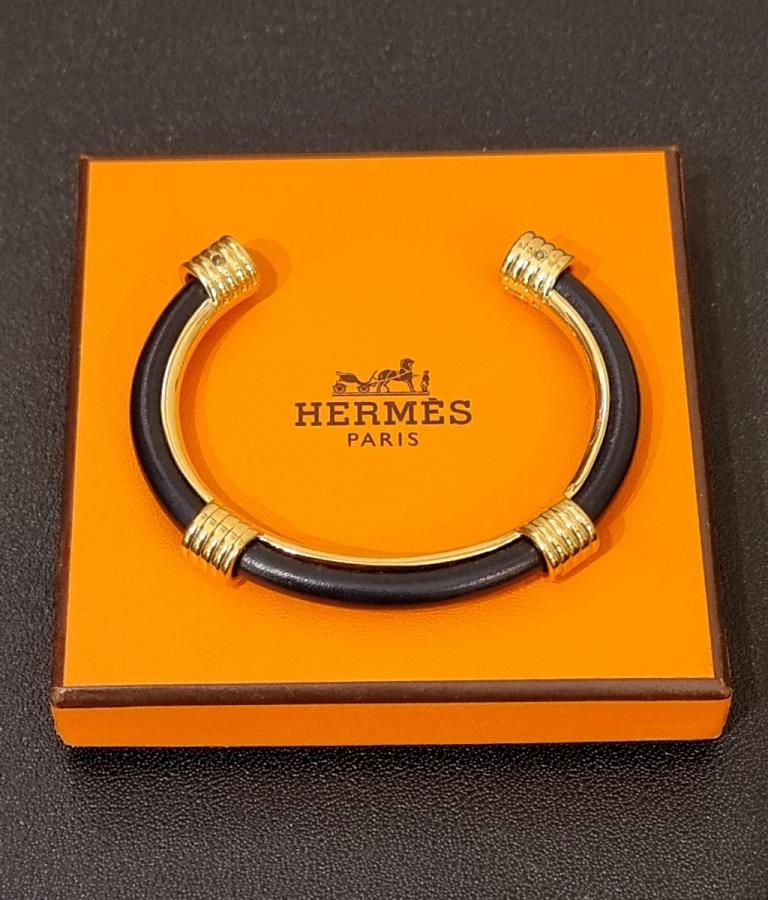 Hermès Bracelet Jonc Ouvert Plaqué Or Et Cuir Noir , Plus d'infos...