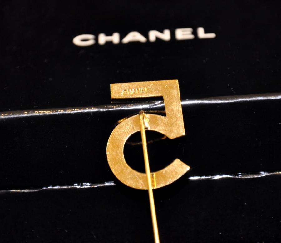 CHANEL Brooch in the shape of a Chanel number 5 bottle …