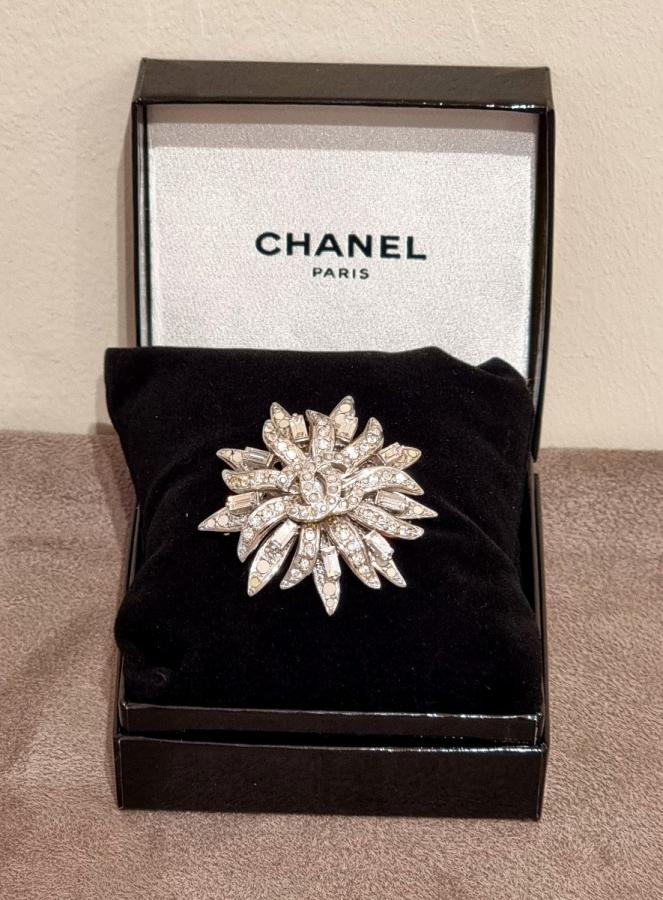 Chanel Crystal Star Brooch , More Informations...