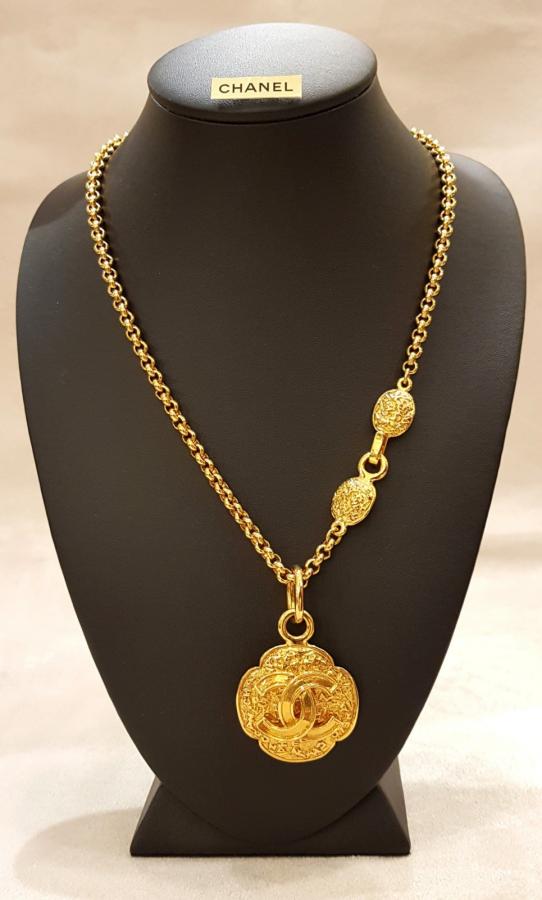 CHANEL NECKLACE IN GOLD-PLATED METAL, More Informations...