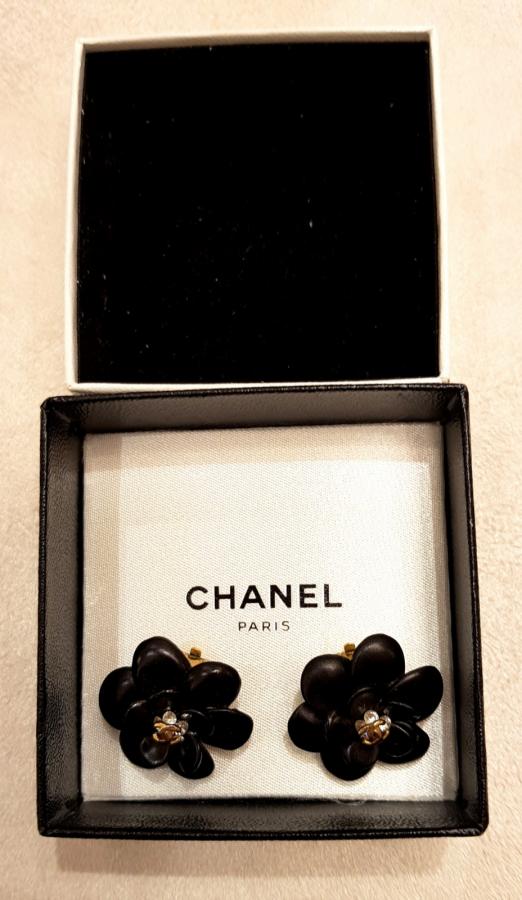 CHANEL PARIS Black bakelite camellia earrings, More Informations...
