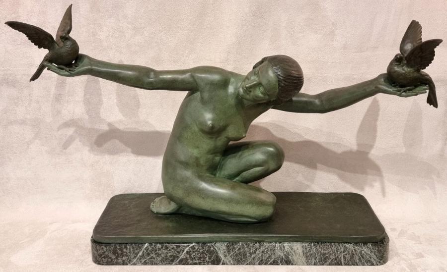 Lucien ALLIOT 1877-1967 student of BARRIAS and COUTAN French sculptor of the Art Deco period  Rare & Spectacular green patinated bronze Sculpture ' Woman with Doves '. Green marble base./  Art Deco period 1930  Signed L.ALLIOT at the base in bronze.  Exce, More Informations...